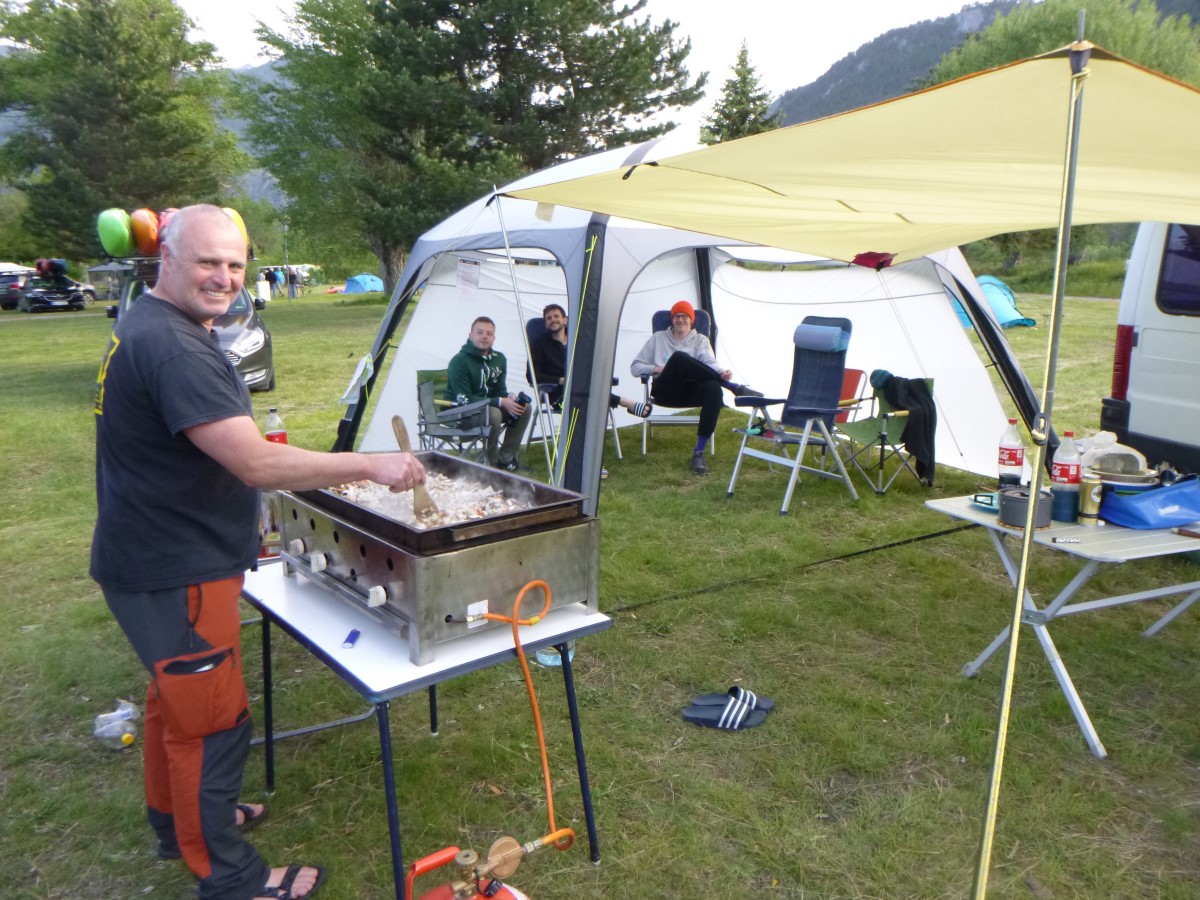 Chefkoch Volker muss arbeiten während der Rest zuschaut