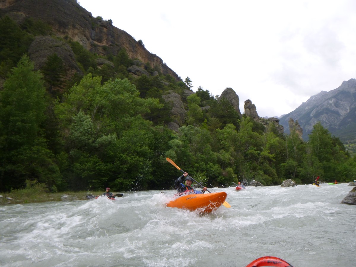 Julia hüpft auf dem unteren Guil ins Kehrwasser