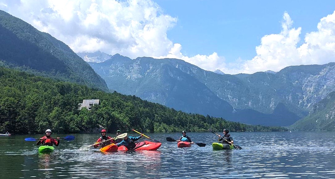 Die WHW-Truppe auf dem Bohinj See bei der Einfahrt in die Sava Bohinjka.